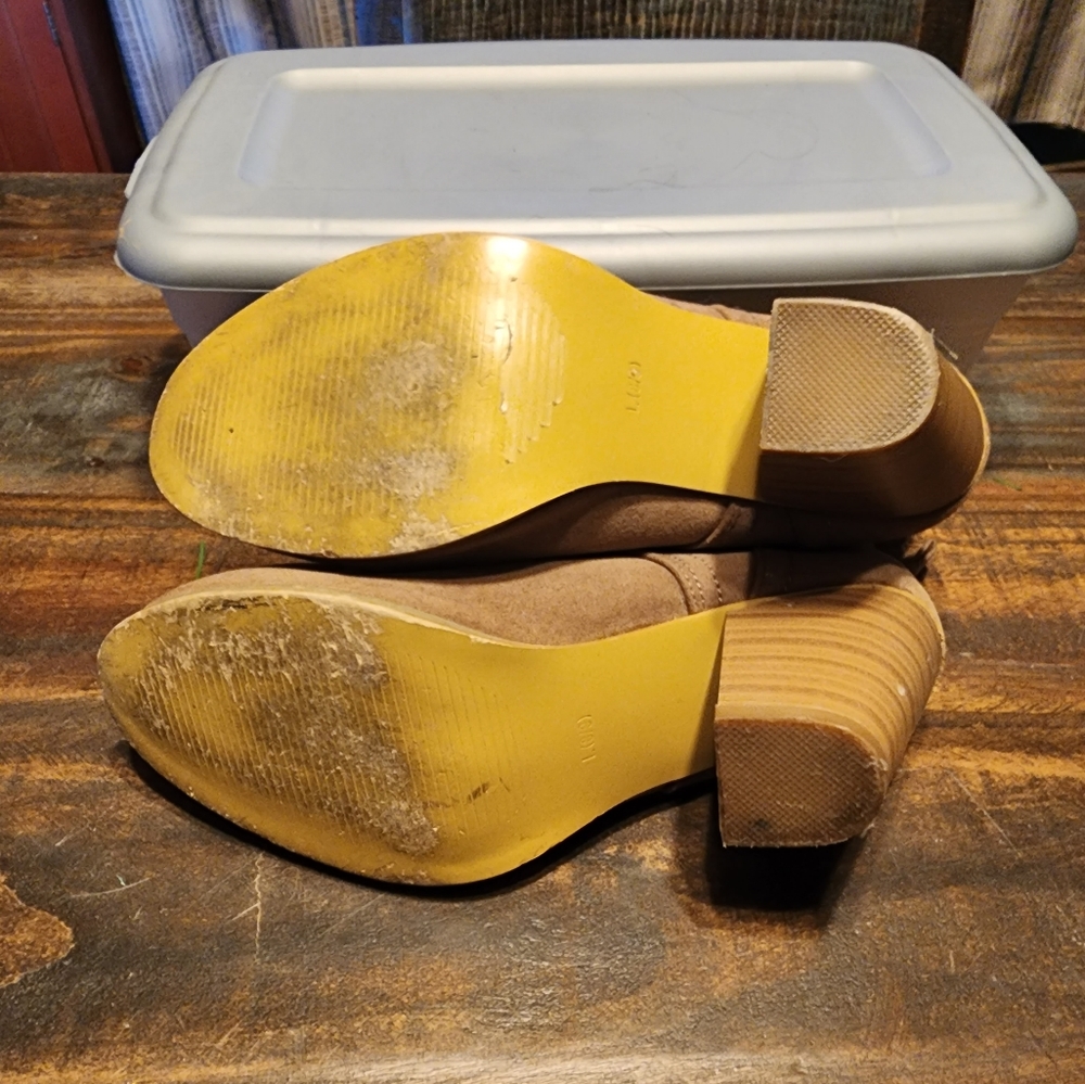 Rue 21 Tan Suede Ankle Booties size 8 1/2 - Picture 5 of 9